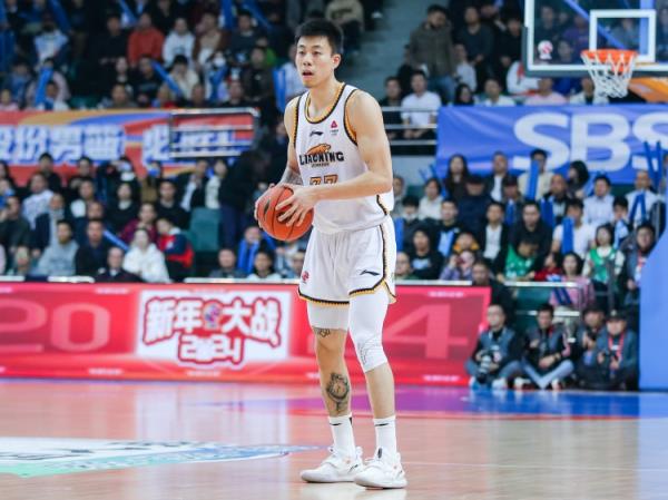 屋漏偏逢連夜雨！張鎮(zhèn)麟7中1僅得2分2板4助 末節(jié)受傷離場(chǎng)